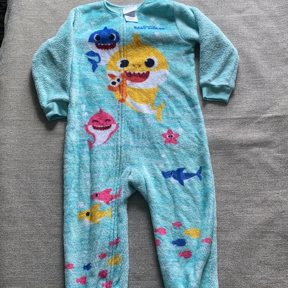 Nickelodeon Pink Fong Baby Shark fleece footed pajamas Size 4T - Picture 2 of 7